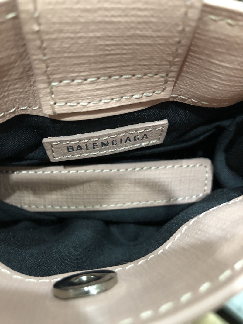 Ba1en*iaga shopping bags